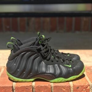 Nike Air Foamposite One Black Volt
Size 9
Great Like New Condition